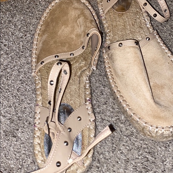 Tan sandals - Picture 2 of 2